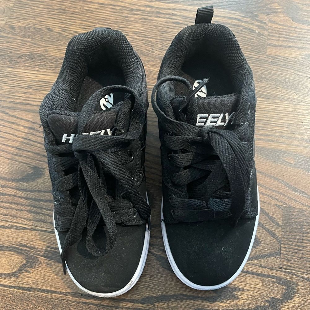 Heelys Black Shoes in Boys Size 13